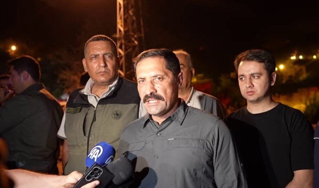 Hatay’daki orman yangınıyla ilgili Vali Masatlı’dan açıklama: “Şu an itibarıyla can ve mal kaybımız söz konusu değil” Hatay Valisi Mustafa Masatlı, Hassa ilçesinde çıkan orman yangınına 173