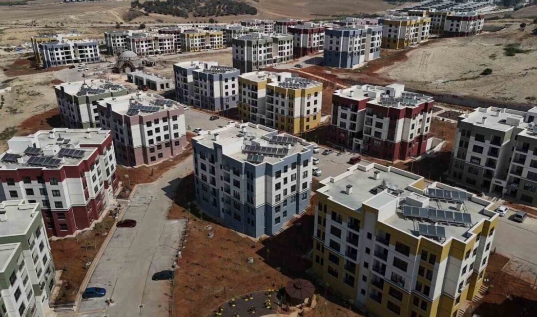 Adana’da depremzedeler için yapılan TOKİ konutlarında inşa süreci devam ederken