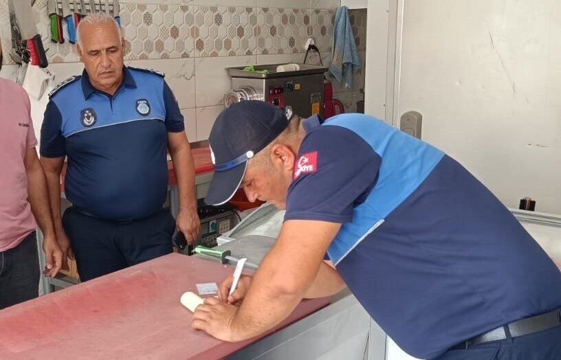 Adana’nın Kozan ilçesinde hijyen kurallarına uyulmadan otomobil bagajında et taşınılmasına