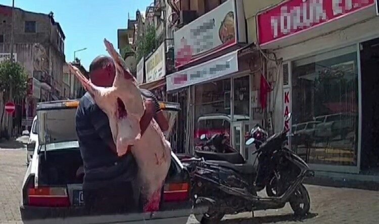 Adana’nın Kozan ilçesinde hijyen kurallarına uyulmadan, otomobil bagajında taşınan et