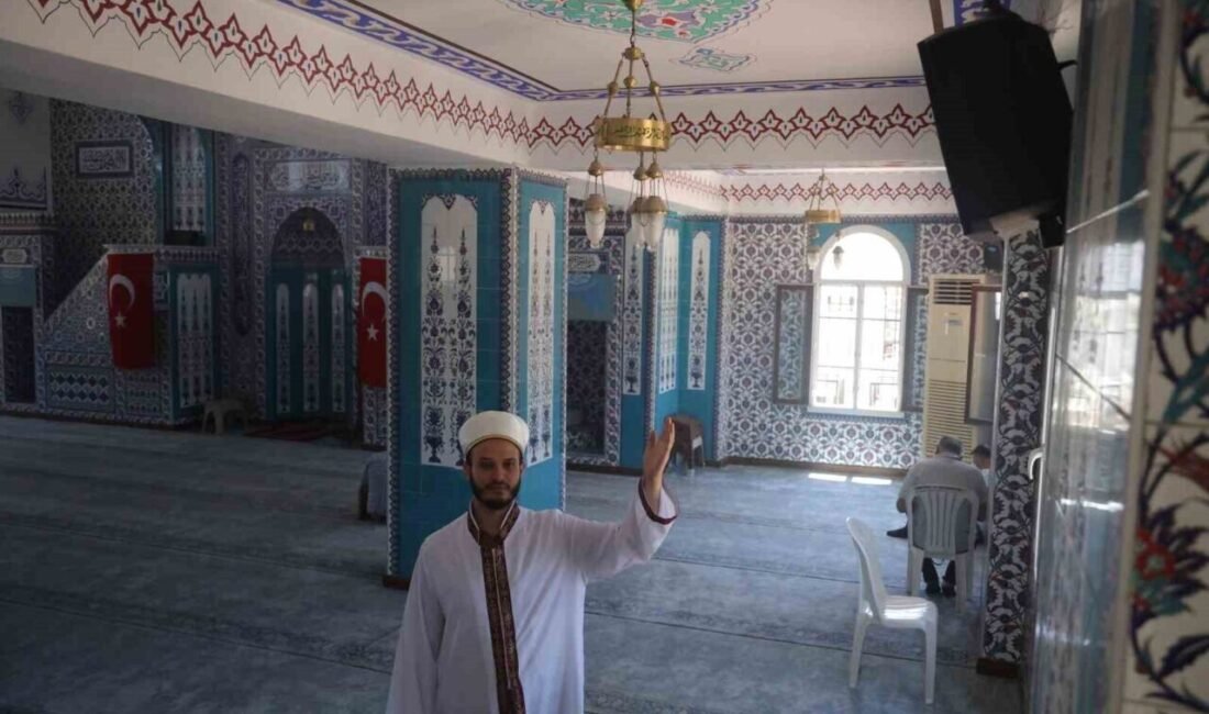 Hatay’da bulunan Fahri Öksüz Camii’ne yuva yapan kuşların yuvaları, cemaat