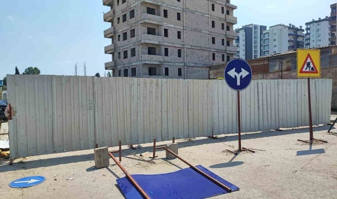 Adana’da iki otomobilin kavşakta çarpışması sonucu kontrolden çıkan araçlardan biri,