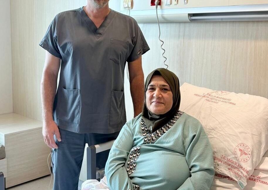 Mersin Şehir Hastanesinde Iraklı bir hasta ileri teknolojiyle gerçekleştirilen diz