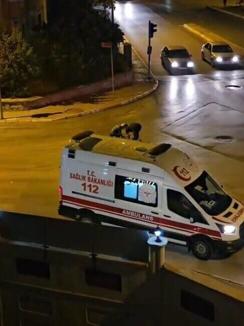 Isparta’nın Davraz Mahallesi’nde yaşlı bir pazarcının arabasından düşen meyveler, çevredekilerin