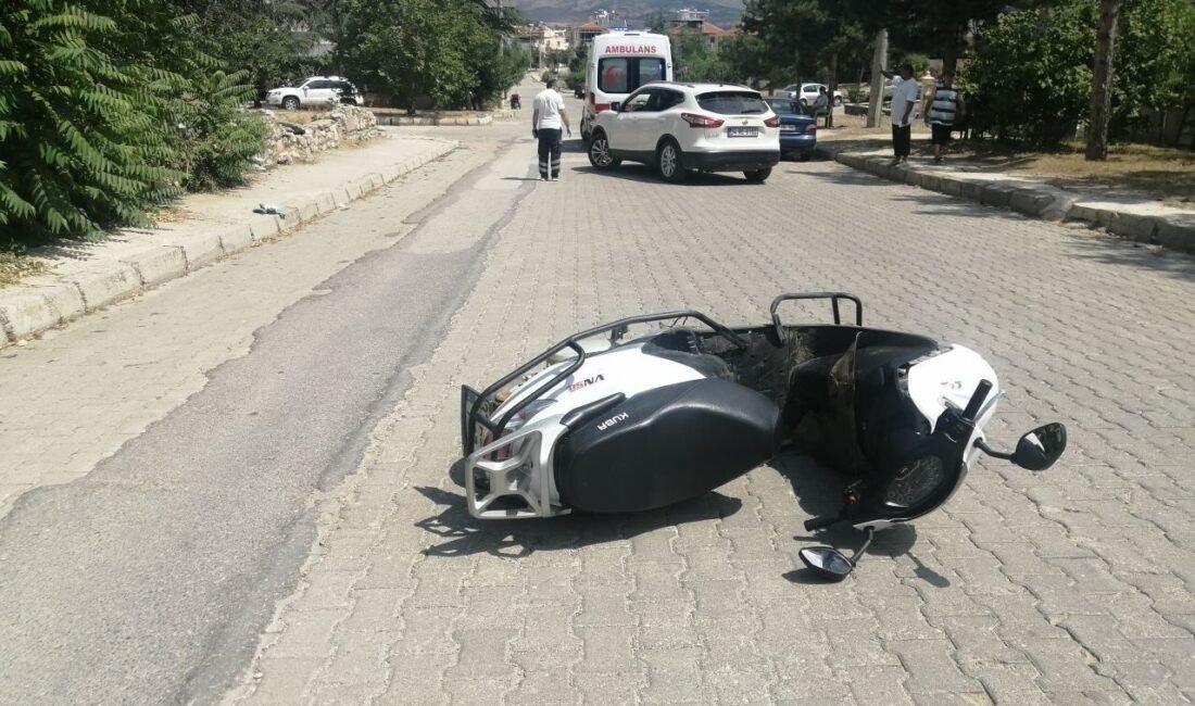 Isparta’nın Yalvaç ilçesinde, sürücüsünün direksiyon hakimiyetini kaybetmesi sonucu motosikletin devrildiği