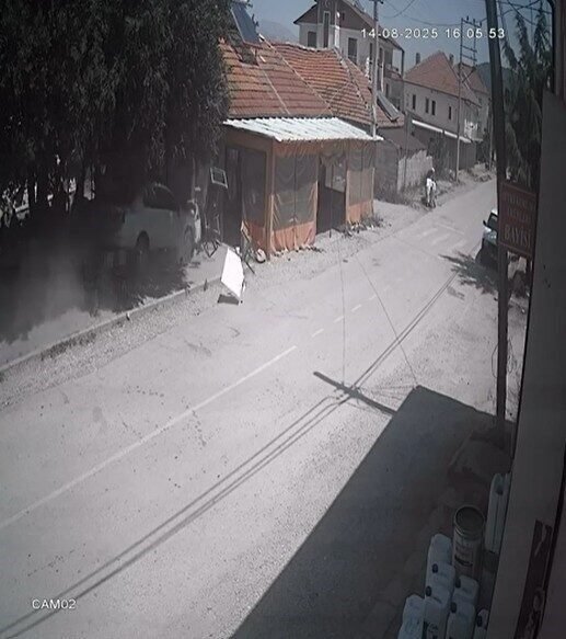 Isparta’nın Senirkent ilçesinde sürücüsünün direksiyon hakimiyetini kaybettiği otomobil köy kıraathanesine