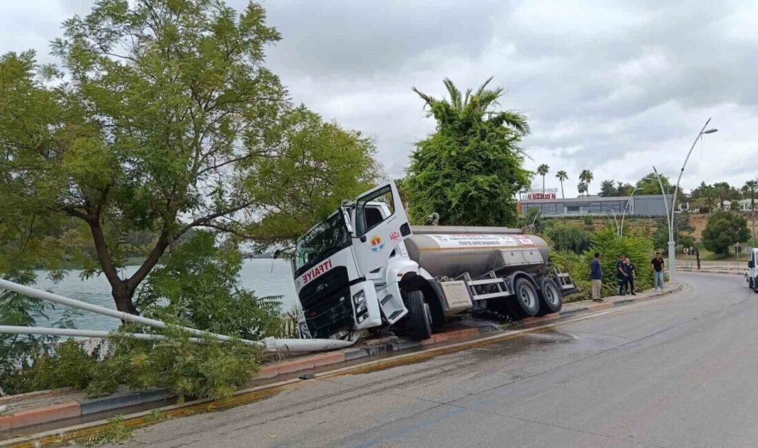 Adana’da itfaiyeye ait su tankeri, kontrolden çıkarak yol kenarındaki ağaca