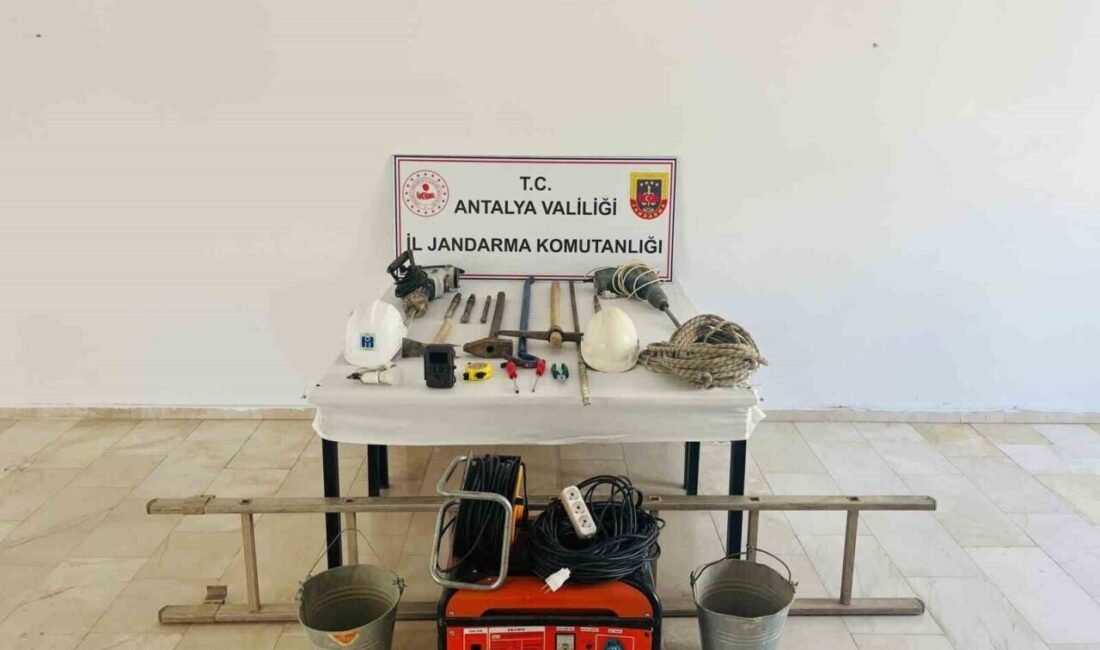 Jandarma, Serik’te definecileri suçüstü yakaladı Antalya’nın Serik ilçesinde Jandarma ekipleri izinsiz kazı yapan 4 kişiyi