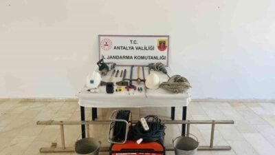 Antalya’nın Serik ilçesinde Jandarma ekipleri izinsiz kazı yapan 4 kişiyi