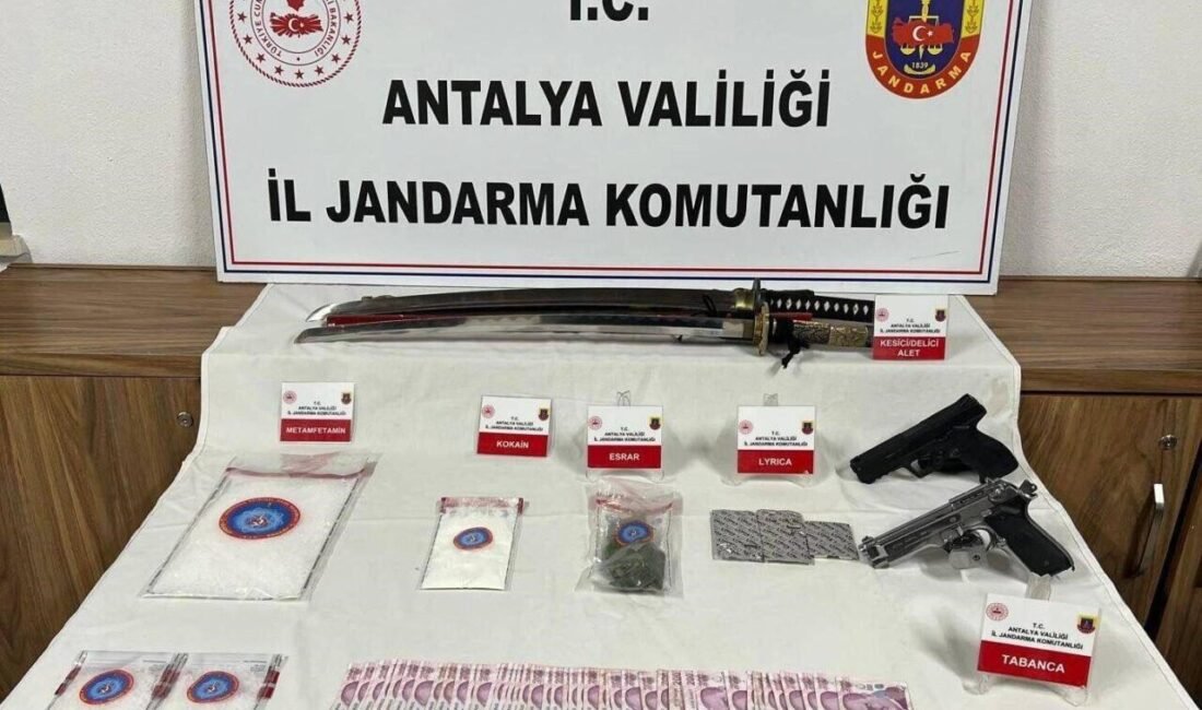 Antalya’da jandarmanın düzenlediği baskında kilolarca uyuşturucu madde ve silah ele