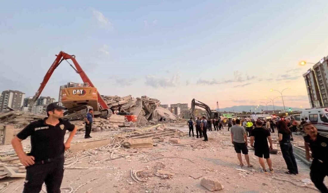Kahramanmaraş’ta bir binanın yıkımı sırasında göçük meydana geldi. Göçük altında