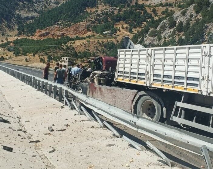 Kahramanmaraş’ta meydana gelen tır kazasında sürücü ağır yaralandı. Kaza, Onikişubat