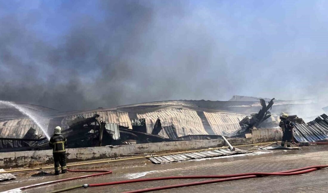 Kahramanmaraş’ta bir kağıt fabrikasında çıkan yangın, ekiplerin müdahalesi sonucu kontrol