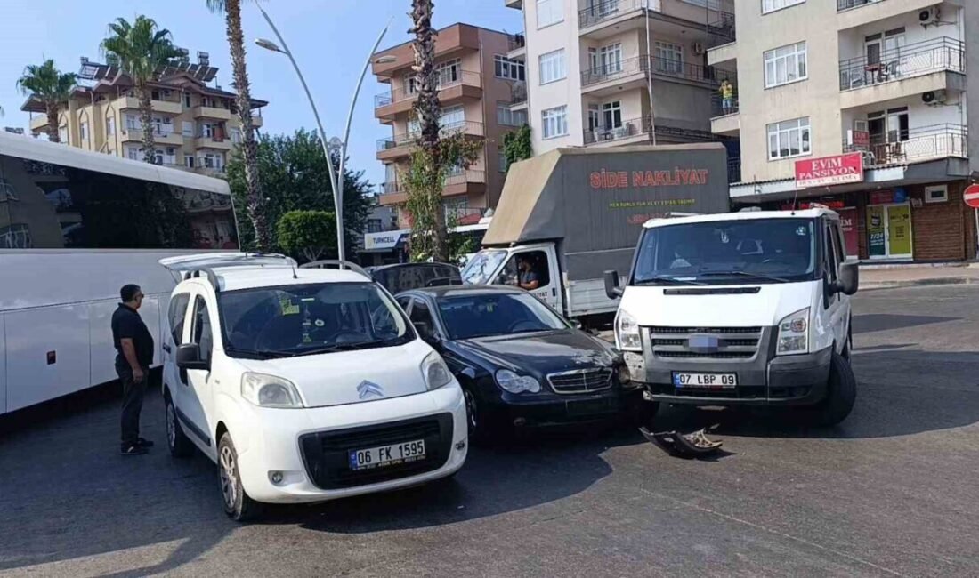 Antalya’nın Manavgat ilçesinde kavşak sisteminde kapalı kasa kamyonet ile otomobilin