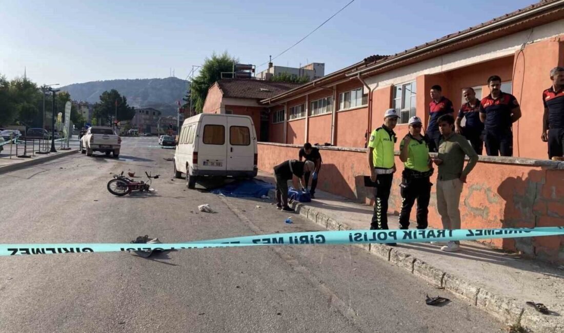 Burdur’da sabah saatlerinde kavşağa hızlı giren kamyonet ile motosikletin çarpışması
