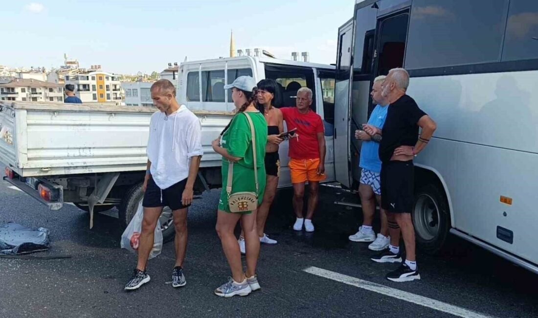 Antalya’nın Manavgat ilçesinde yola dökülen kapı-pencere gibi malzemelere çarpmamak için