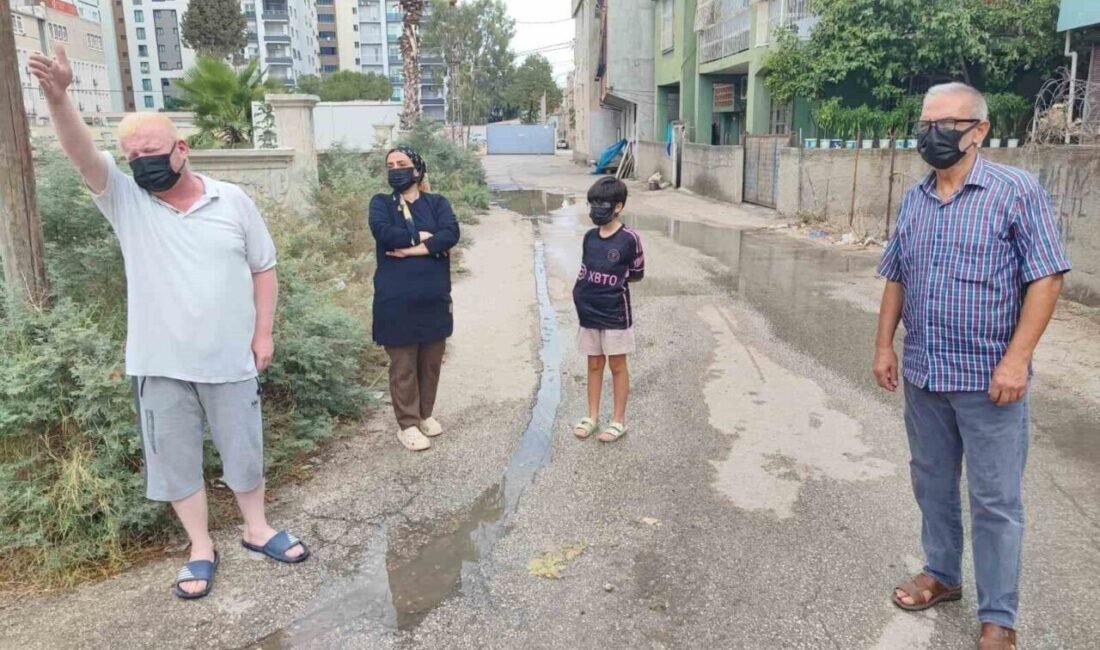 Adana’da taşan kanalizasyon bir türlü onarılmayınca vatandaşlar kokudan dolayı sokağa
