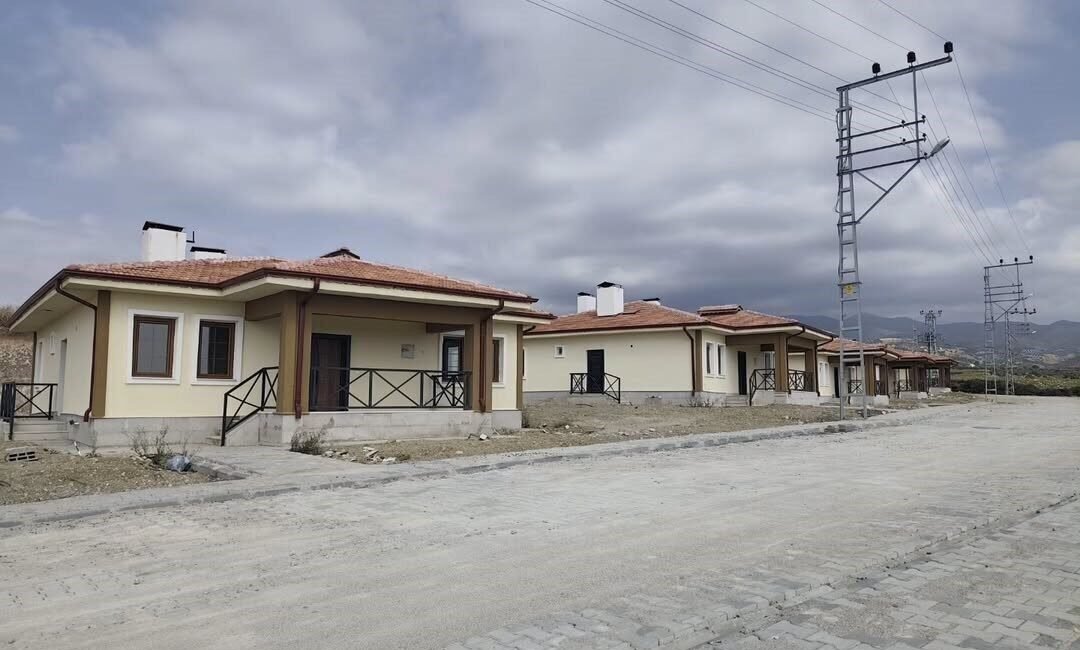 Hatay’da Arsuz Kaymakamı Fatih Eroğlu, Aşağı Kepirce Mahallesi’nde inşası süren