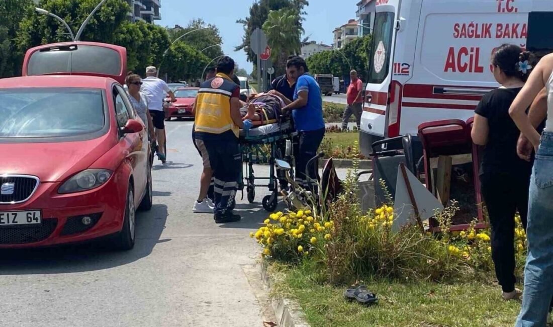 Antalya’nın Gazipaşa ilçesinde otomobille üç tekerlekli elektrikli motosikletin çarpışması sonucu