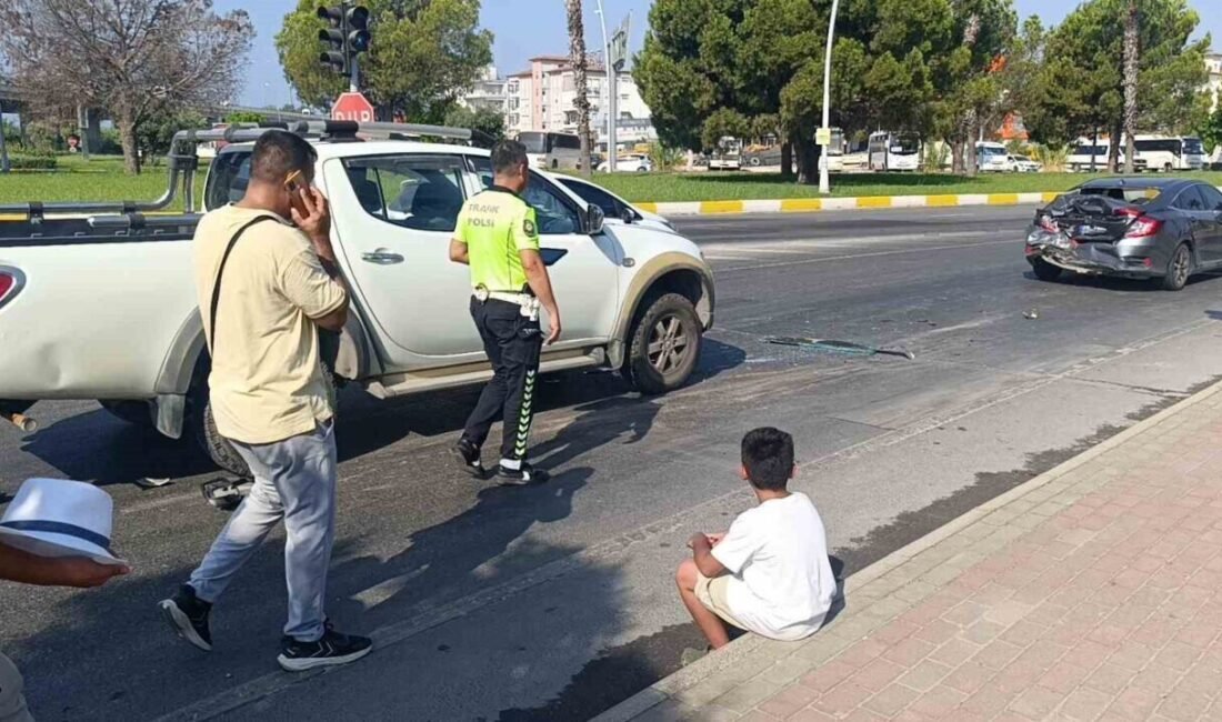 Antalya’nın Manavgat ilçesinde kırmızı ışıkta bekleyen otomobile kamyonetin çarpması sonucu