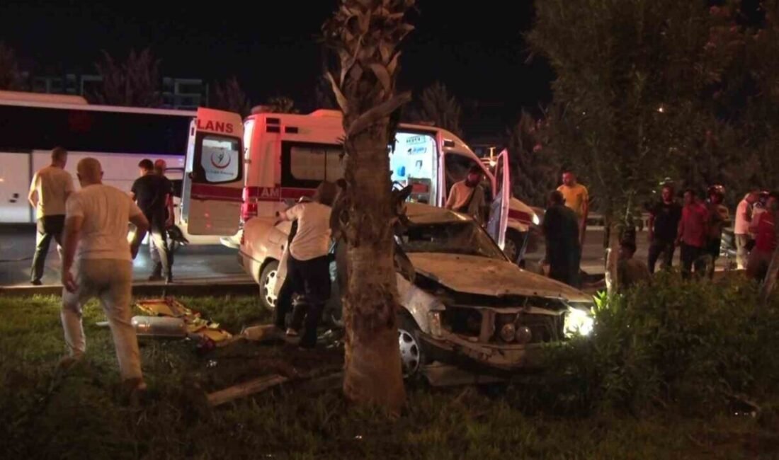 Antalya’da kontrolden çıkarak refüjdeki palmiyeye çarpan araç hurdaya döndü. Araç