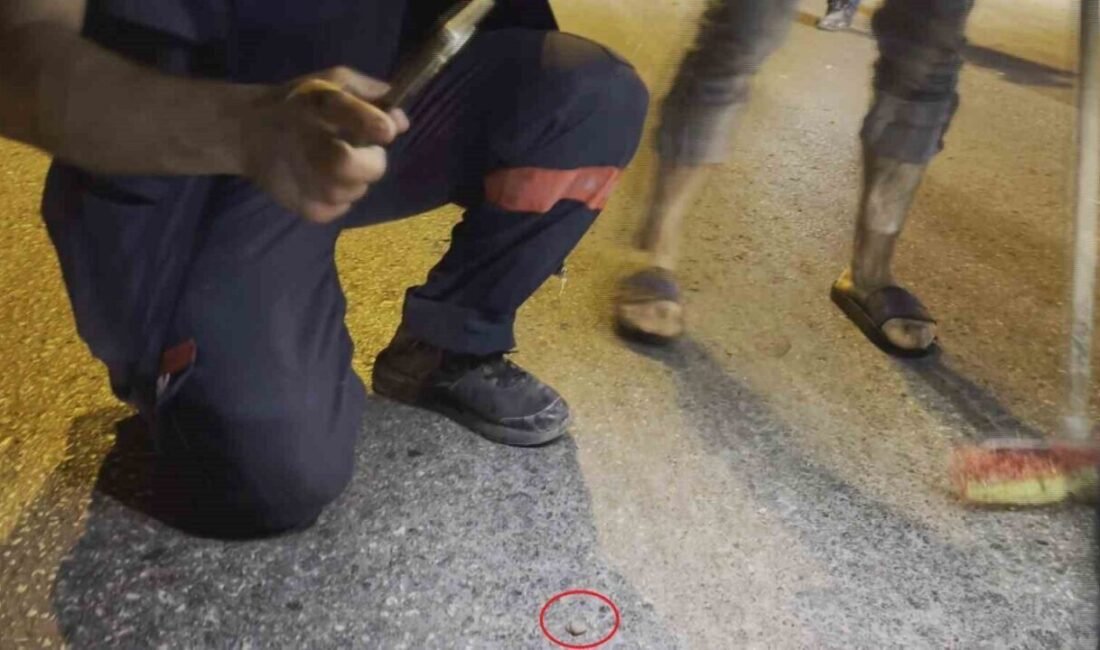 Hatay’da otomobil çarpışan motosiklet sürücüsünün parmağı koptu. Hastaneye kaldırılan yaralı