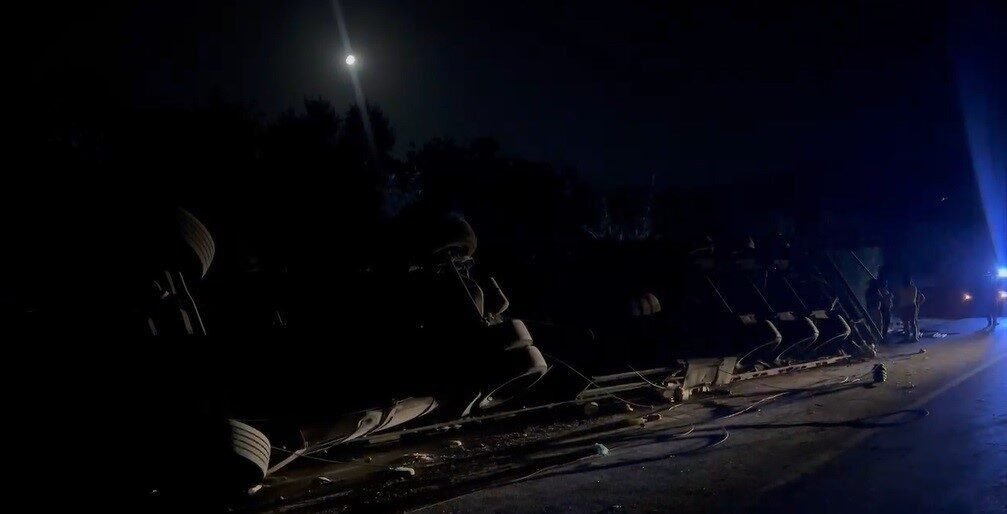 Hatay’ın Kırıkhan ilçesinde sürücüsünü kontrolü kaybetmesiyle devrilen tırın sürücüsü yaralandı.