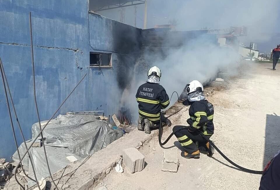 Hatay’ın Kırıkhan ilçesinde bir fabrikanın malzeme sahasında çıkan yangın itfaiye