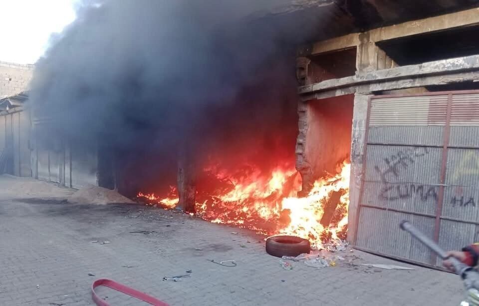 Hatay’ın Kırıkhan ilçesinde alevlere teslim olan iş yerindeki yangın kısa