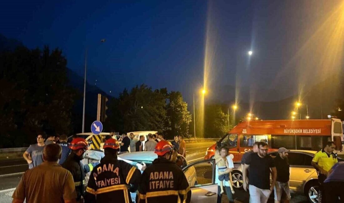 Adana’nın Pozantı ilçesinde kırmızı ışıkta geçen otomobil, başka bir araca