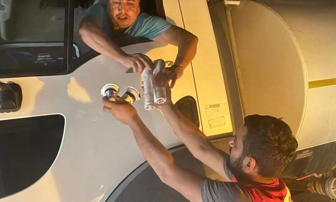 Hatay’ın Yayladağı ilçesinde çıkan orman yangınında görev yapan personele Kızılay