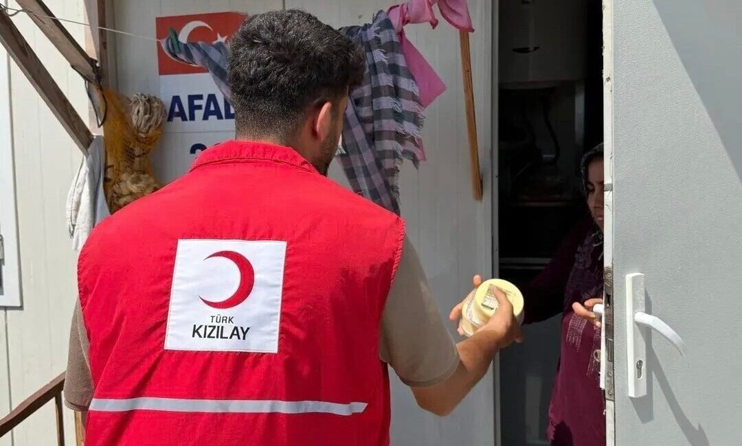 Kızılay Hatay Şubesi ekipleri, konteyner kentlerde kalan depremzede vatandaşlara kahvaltılık