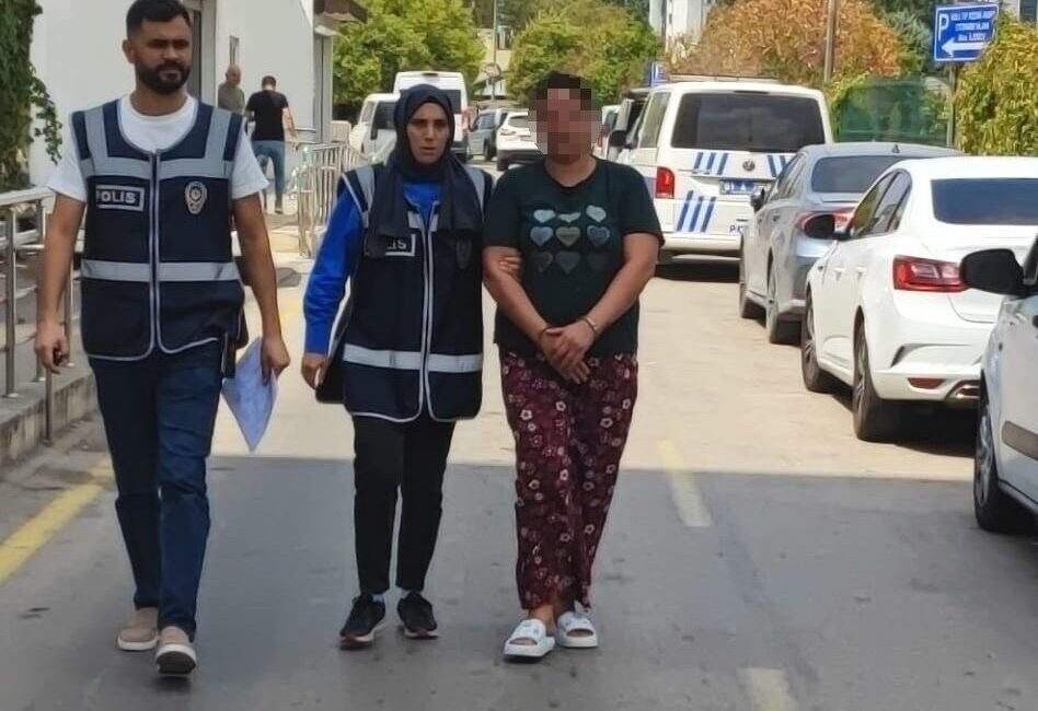 Adana’da kızını bıçakla kovalayan anne çıkarıldığı mahkemece tutuklandı. Olay, dün