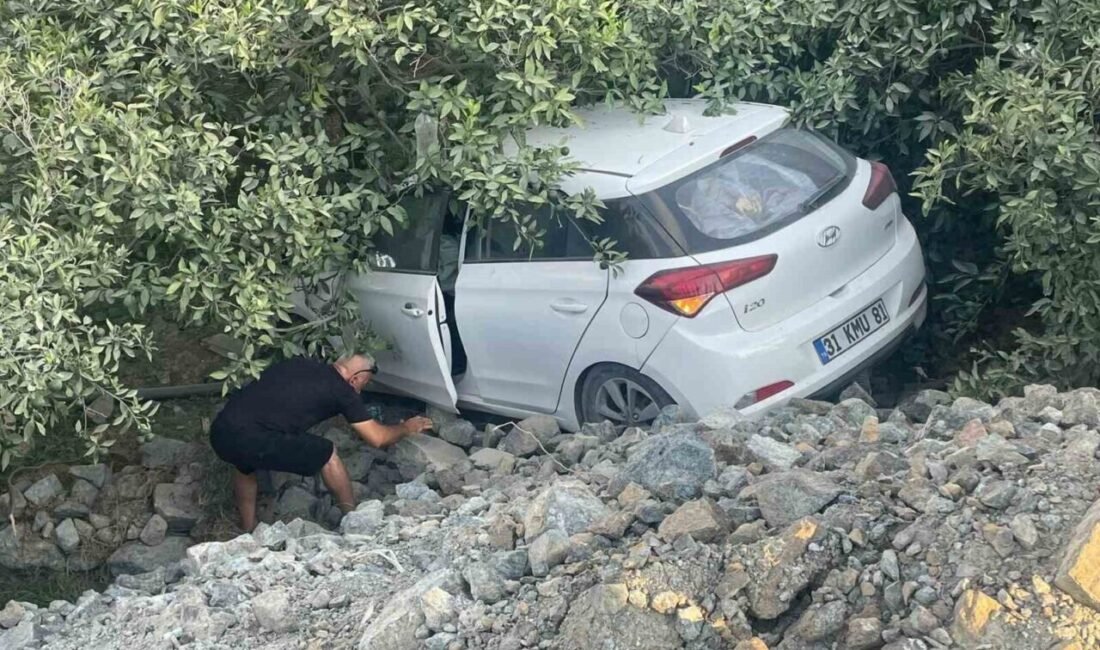 Hatay’da bahçeye uçan otomobilin sürücüsü yaralandı. Kaza, Samandağ ilçesi Atatürk