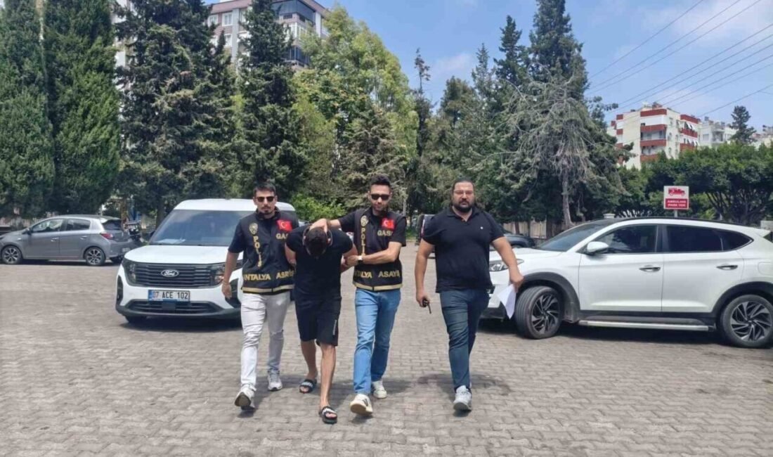Antalya’da elindeki bıçakla kuyumcuya girip 18 bileziği gasbettikten sonra aynı