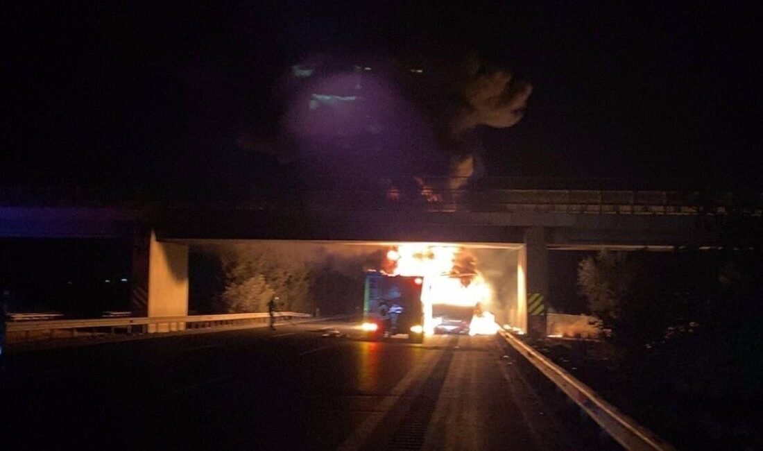 Adana’da Pozantı-Tarsus otoyolunda seyir halindeki lastik yüklü tır, alev alev