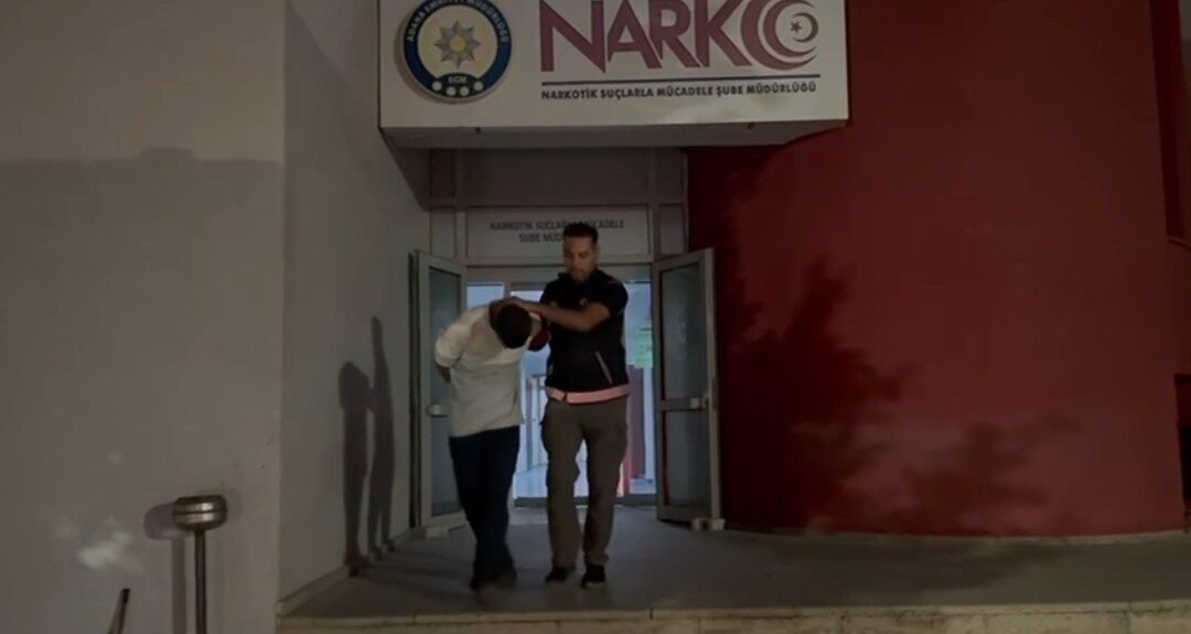 Adana’da madde aldıktan sonra kaldırımda garip hareketler yaptığı öne sürülen