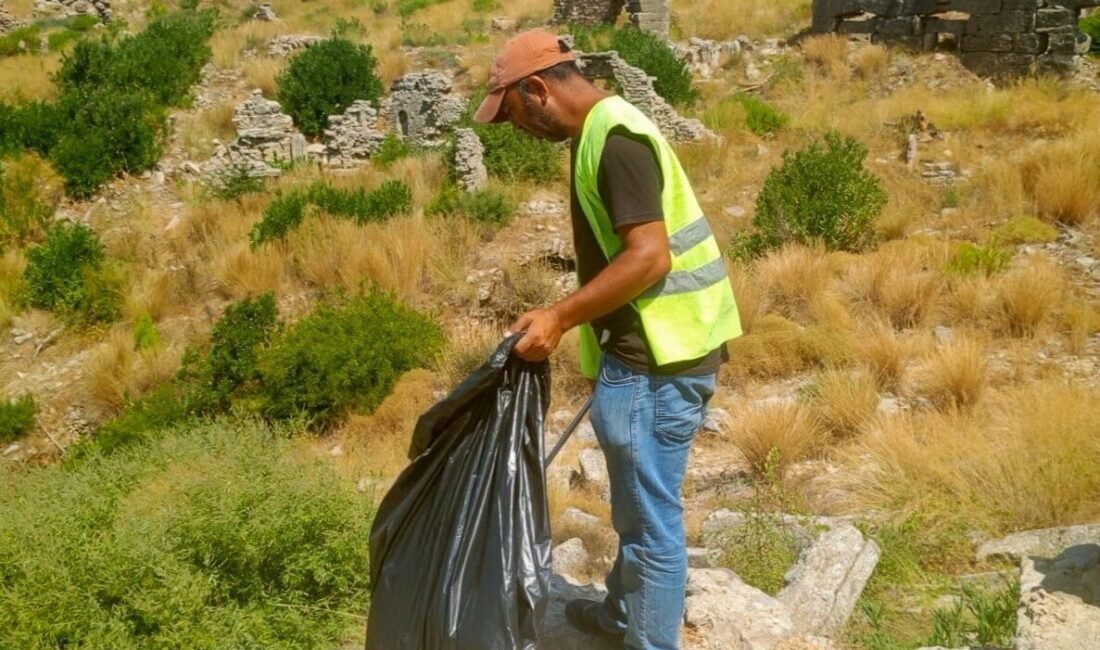 Manavgat Belediyesi Temizlik İşleri Müdürlüğü ekipleri, ilçenin kırsal bölgelerinde yer