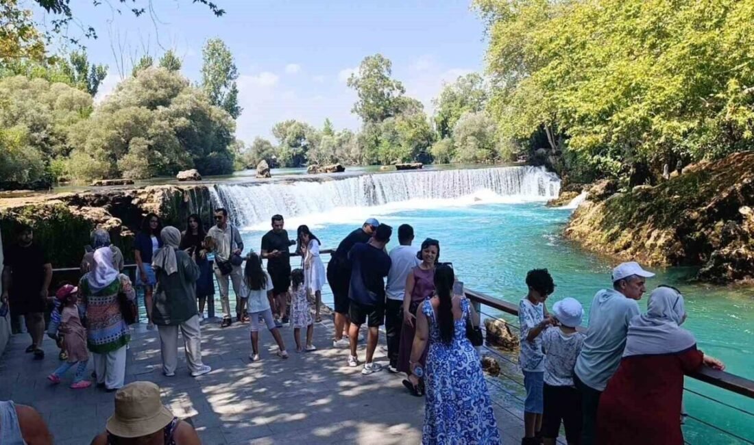 Dünyaca ünlü Manavgat Şelalesi’nde düşen su seviyesi sebebiyle, kayalıklar ortaya