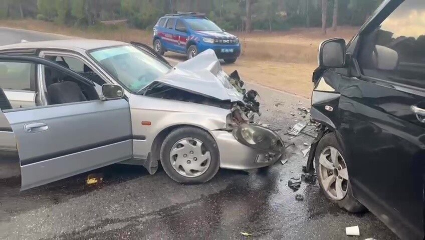 Manavgat’ta ticari araç ile otomobilin kafa kafaya çarpışması sonucu meydana