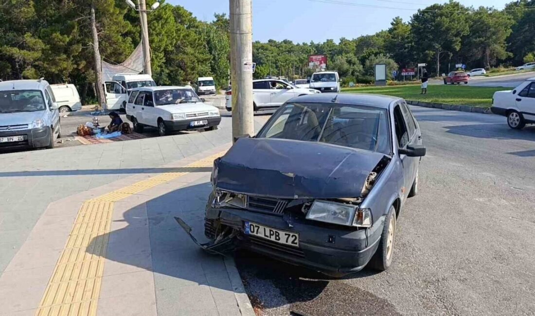 Antalya Manavgat’ta servis minibüsü ile iki otomobilin karıştığı zincirleme kazada
