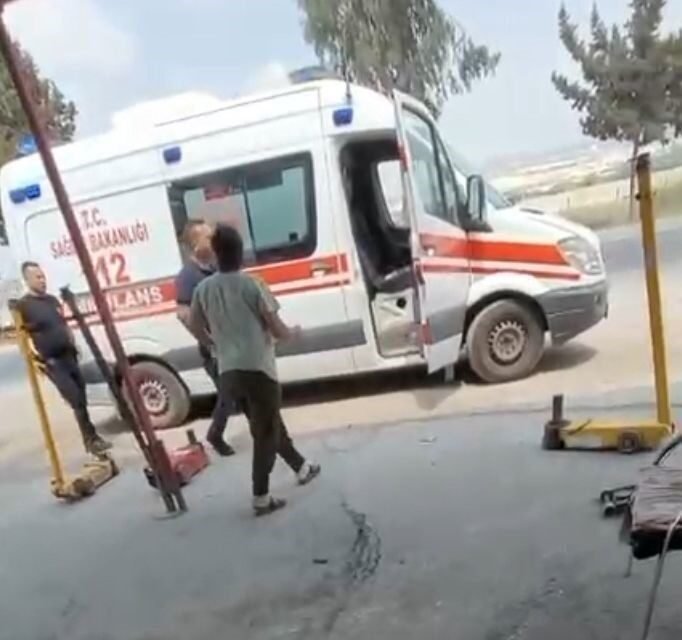 Mersin’de bir tamir atölyesinde tırın altındaki bakım malzemelerini almak isteyen