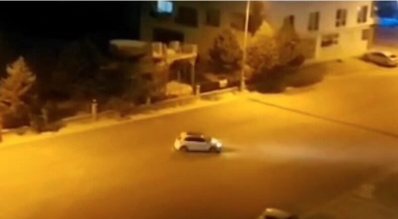Mersin’in Erdemli ilçesinde otomobiliyle drift yaparak hem çevredeki vatandaşları hem
