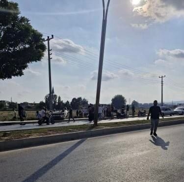 Mersin’in Tarsus ilçesinde meydana gelen kazada kavşaktaki elektrik direğine çarpan