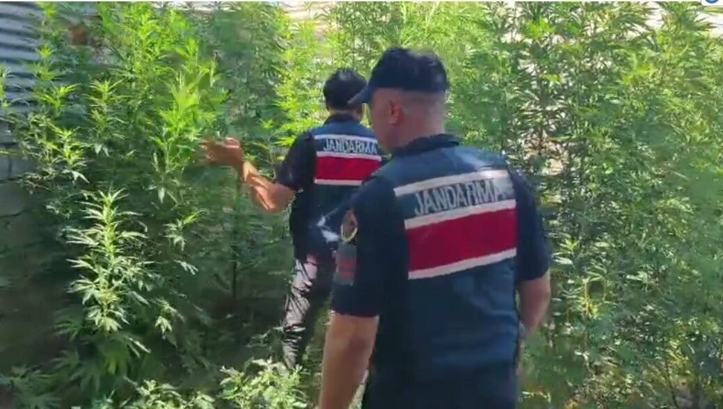 Mersin İl Jandarma Komutanlığı ekipleri, uyuşturucu madde ticareti yapan şahıslara