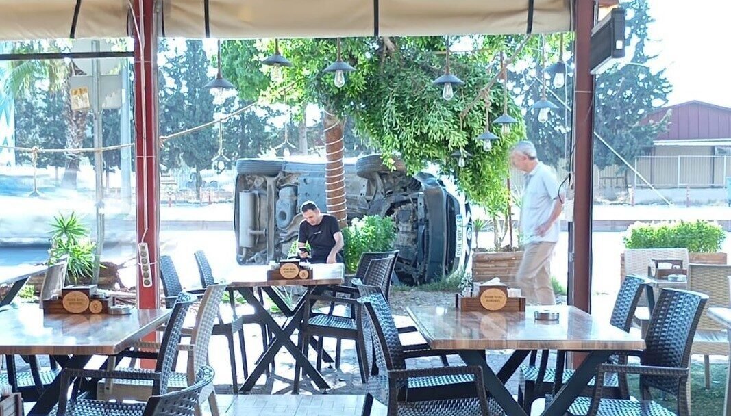 Mersin’de direksiyon hakimiyetini kaybeden sürücünün otomobili, ağaca çarparak devrildi. Kaza