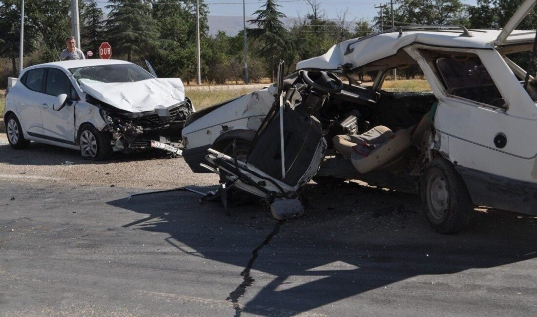 Isparta’nın Yalvaç ilçesinde iki otomobilin çarpışması sonucu meydana gelen kazada