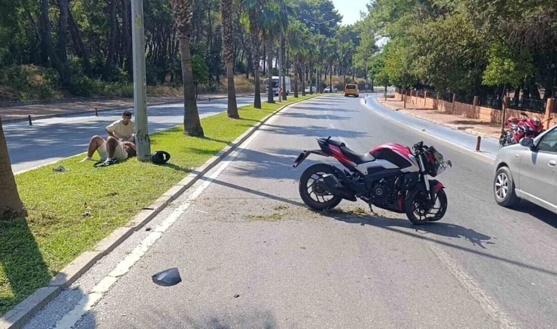 Antalya’nın Manavgat ilçesinde sürücüsünün direksiyon hakimiyetini yitirdiği motosiklet, refüjdeki palmiye