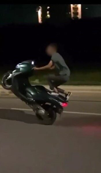 Antalya’nın Alanya ilçesinde motosikletiyle trafikte tehlikeli hareketler yapan ve can