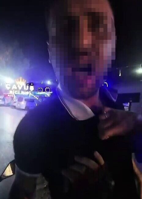 Adana’da otomobildeki 2 kişinin motosikletiyle seyir halindeki bir şahsa saldırma